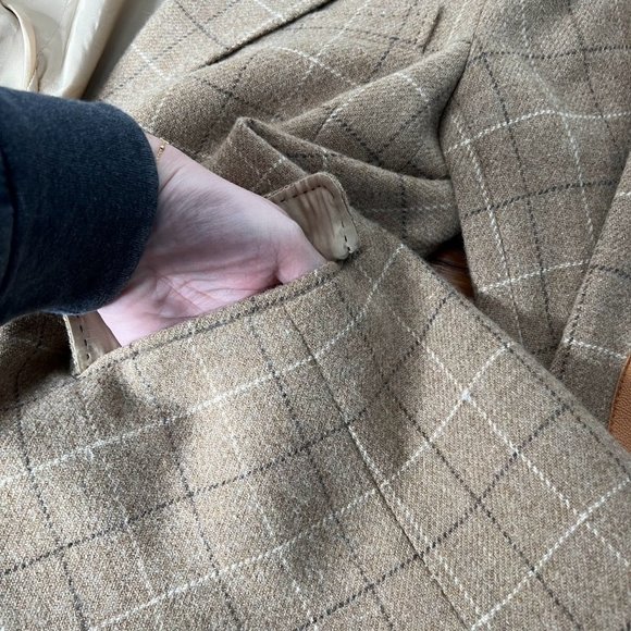 Bogner Plaid Wool Blazer w/ Leather Elbow Patches - 38/8 - 3 button, notch lapel - Picture 13 of 15